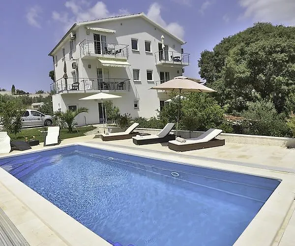 Oleander 아파트 산책길